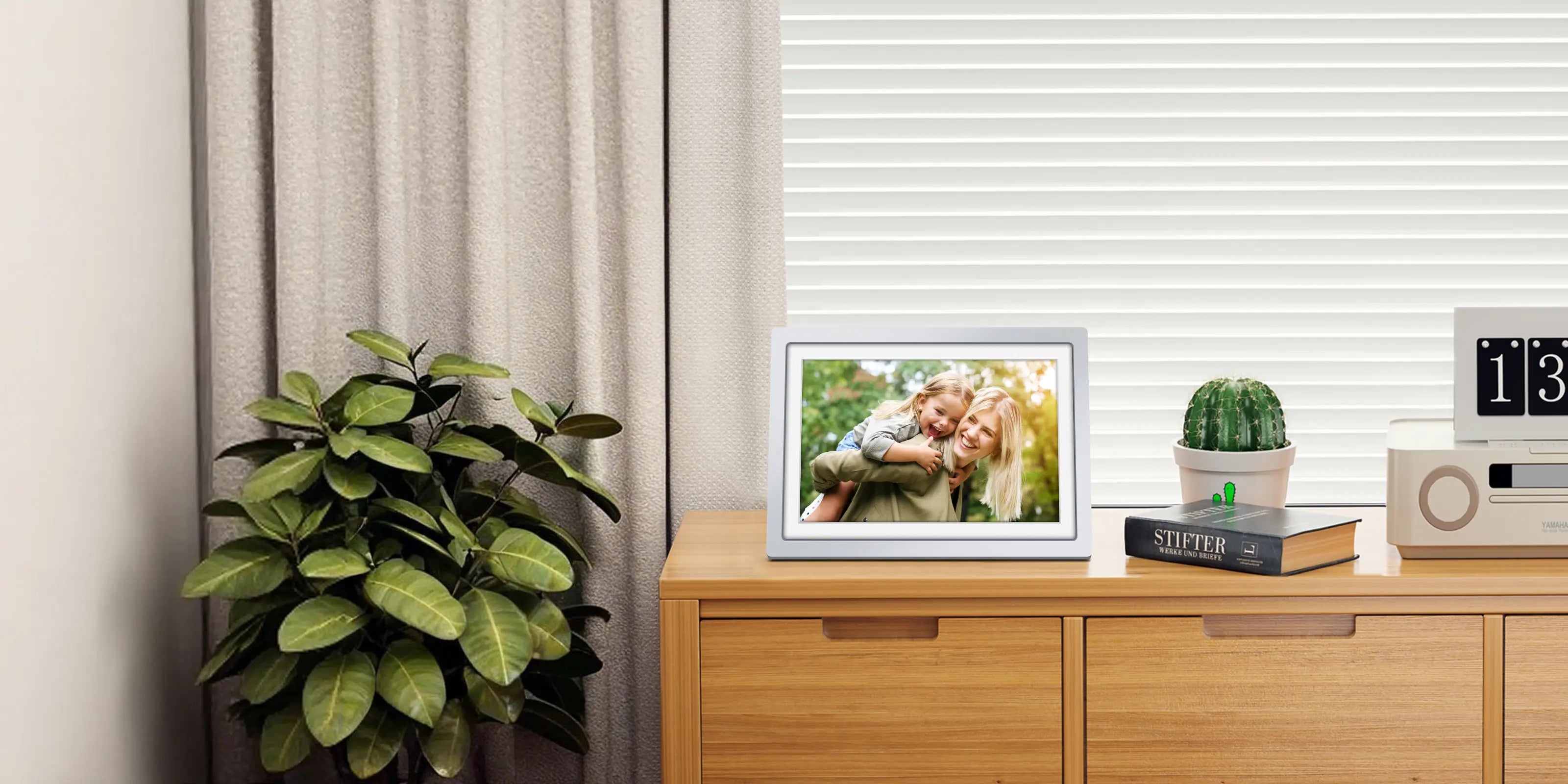 frameo-digital-picture-frame-silver-for-family