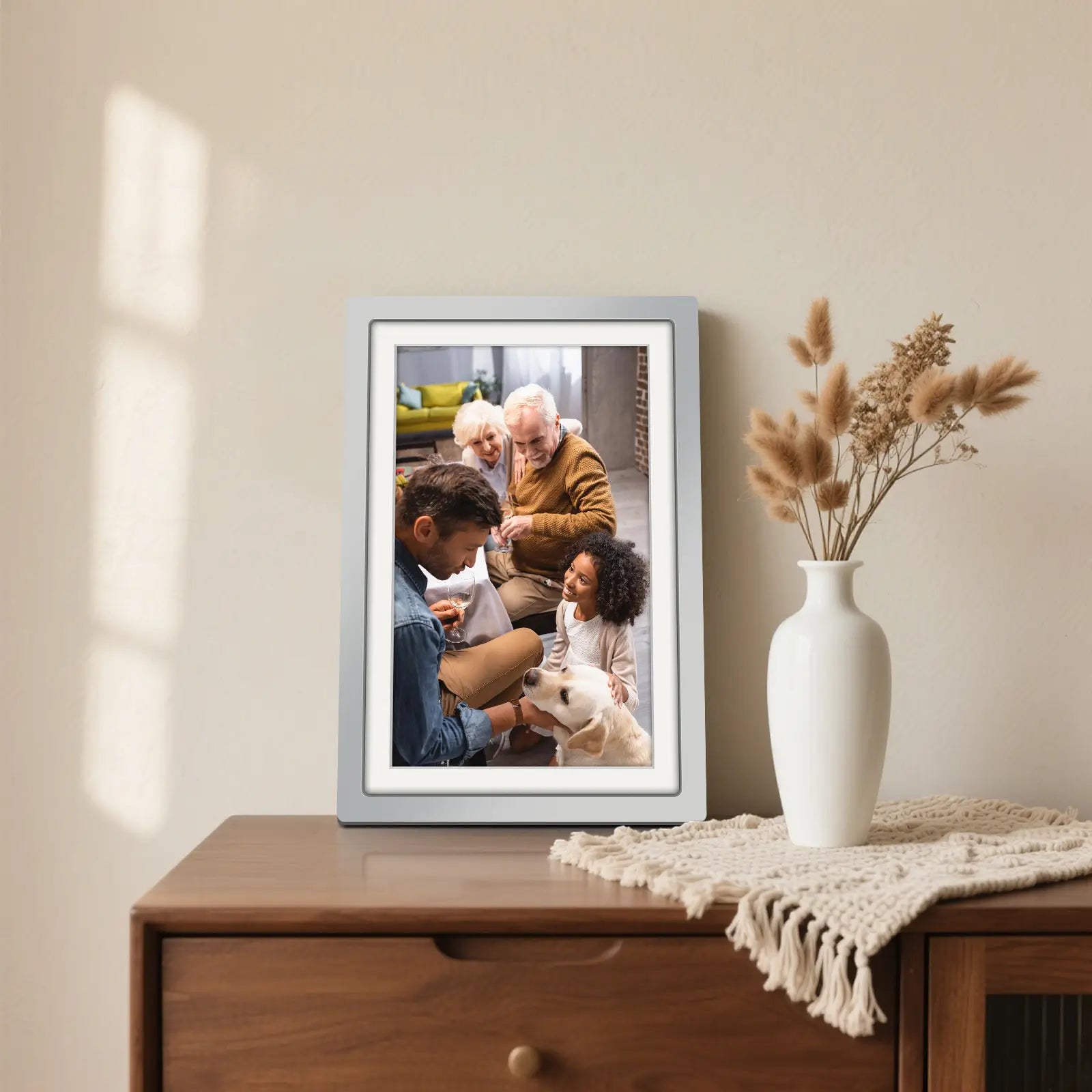 silver-frameo-digital-frame-display-photos